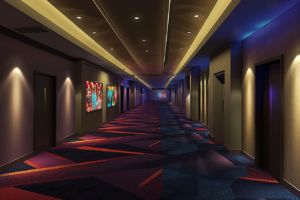 映画館の廊下に並ぶ明るくカラフルな映画ポスターを特徴とするイラスト。天井はアーチ型で、床は赤と青のパターンのカーペットで装飾されている。