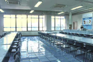 青いタイルの床が印象的な食堂のイラスト。部屋は長方形の窓が並び、日差しが室内を明るく照らしている。壁には掲示物があり、多数のテーブルと椅子が整然と配置されている。