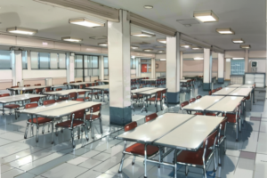 昼間の学校の食堂のイラストで、壁は白と青のストライプ、柱はグレーである。蛍光灯が天井から明るい光を放ち、長方形のテーブルと赤い椅子が床に並んでいる。窓からは外の景色が見える。