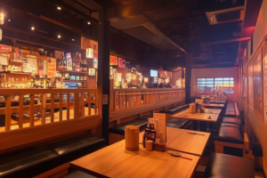 カウンター席が並ぶ、温もりのある照明の日本の居酒屋。壁には酒の種類やメニューの看板が多数飾られており、親しみやすい雰囲気を感じさせる。