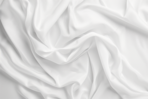 いシルクの布が自然に広がり、柔らかな曲線と陰影を形成している。