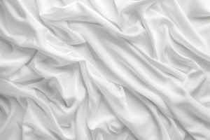 白いシルクの布が幾重にも重なり合い、滑らかな質感と繊細な光沢を見せている。