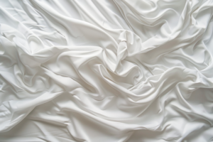 白いシルクの布が広がり、柔らかなドレープと光沢が美しい。