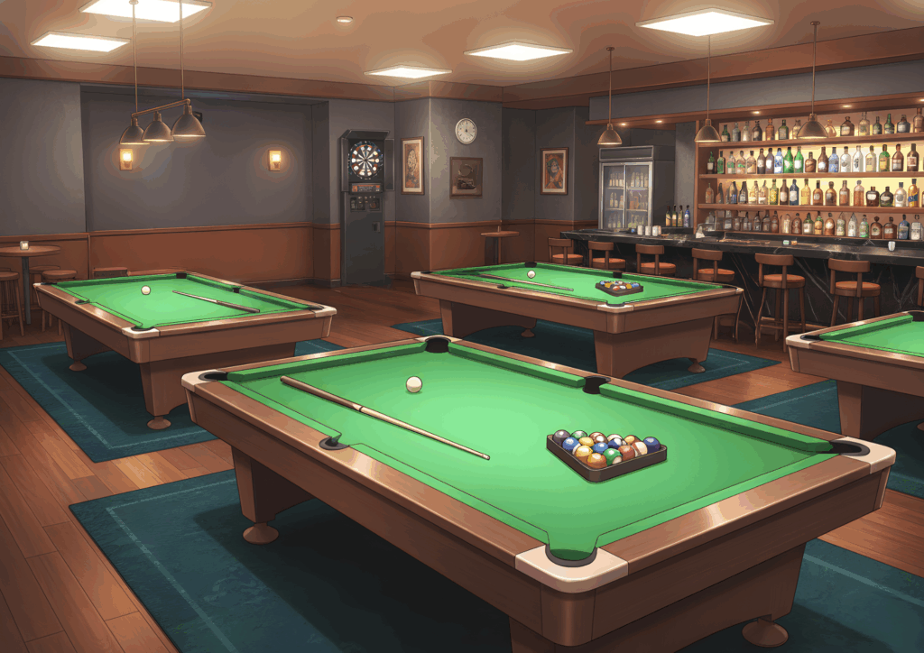 緑のラシャのビリヤード台が複数並ぶバー、木床とペンダントライト、奥にボトルが並ぶカウンターと電子ダーツ機がある落ち着いた空間