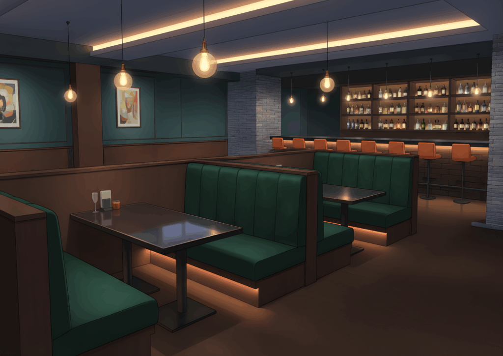 エジソン電球の間接照明が印象的なバーラウンジ、深緑のボックスシートと黒いテーブル、奥にオレンジ色のバースツールとボトルが並ぶ棚、壁には抽象画が掛かるモダンな空間