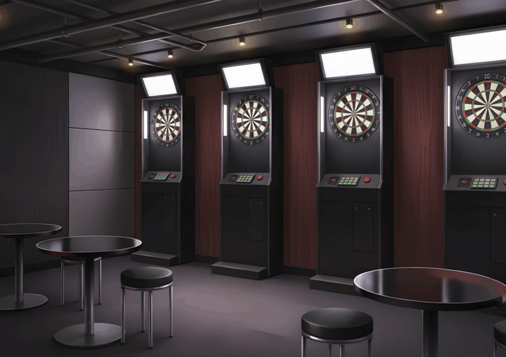 木目パネルの壁に並ぶ黒い電子ダーツ機四台、スポットライトに照らされた落ち着いたダーツルーム、丸テーブルとスツールのシンプルな配置